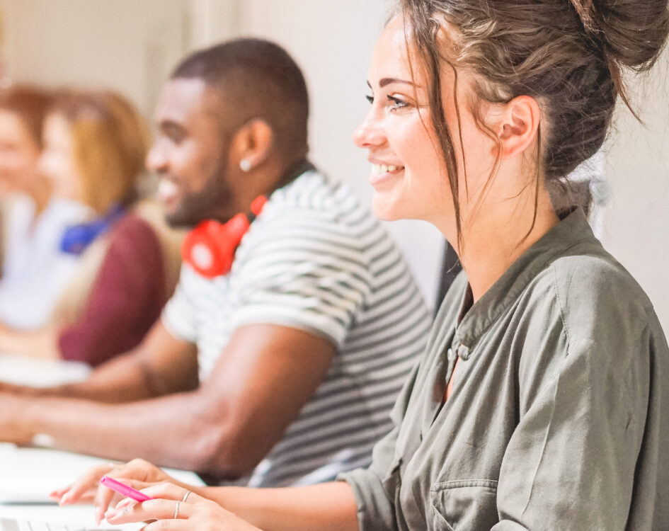 Pessoas digitando em seus computadores