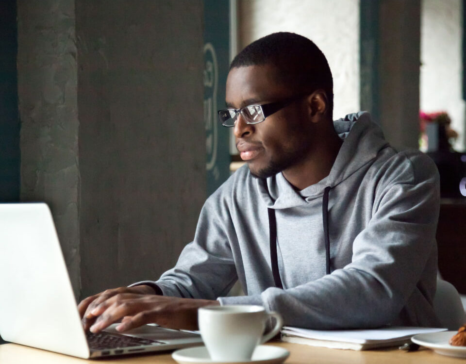 Homem digitando em um notebook